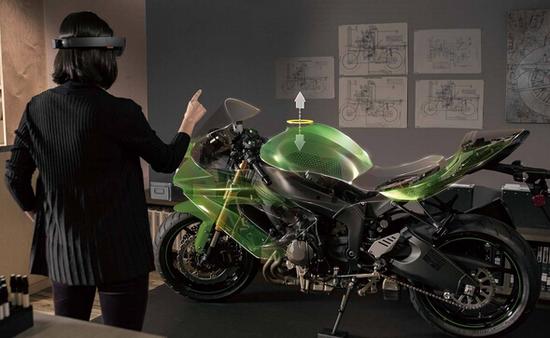 比起Windows 10，HoloLens无疑更受期待