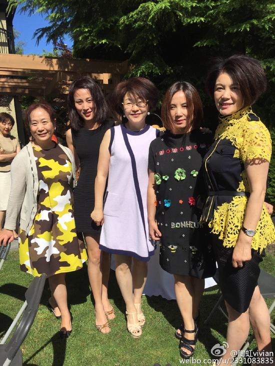 杨子前妻（左二）晒合影