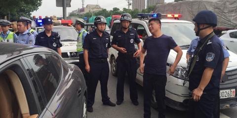 保时捷司机挟持协警奔15公里