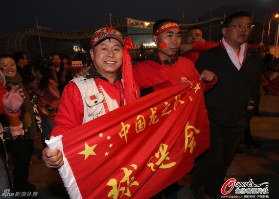 作为中国队助威团,龙之队球迷会会长简满根为小伙伴带来中国助威团的