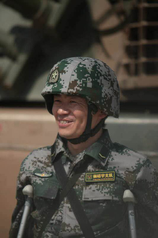 型军旅真人秀《真正男子汉》最新一期中,本该在养伤的王宝强[微博]