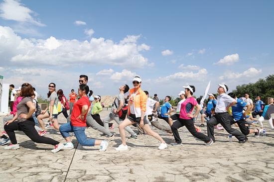 关悦助力公益徒步活动