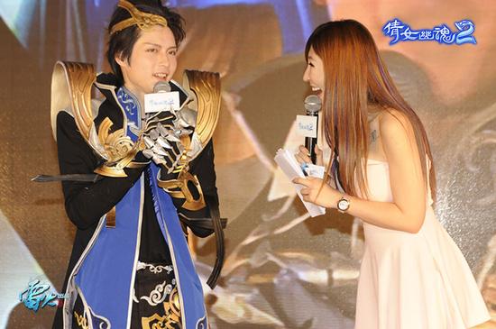 电竞女王bella对小小白进行"胸袭"围攻,频送秋波男偃