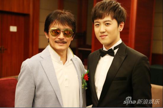 黄梓伦帅气亮相盛典遭李凤鸣吐槽图