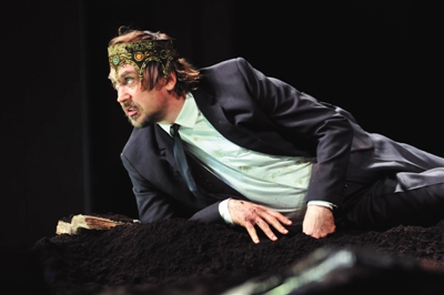 泥土则隐喻了哈姆雷特复仇也是一场自掘坟墓的行为。段超 摄
