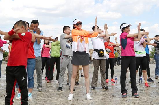 关悦连任“挑战8小时”大使