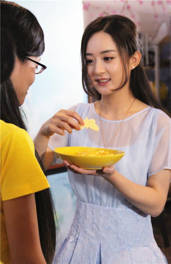 赵丽颖喂粉丝吃饼干