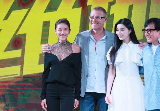 张蓝心《绝地逃亡》平底鞋上阵 "很能打"