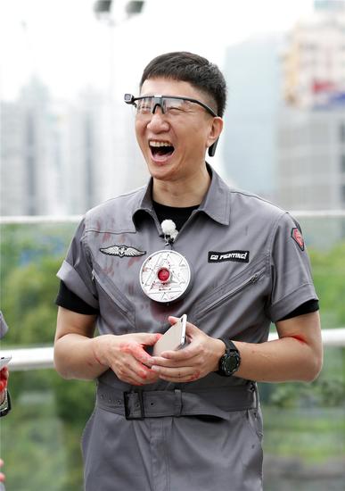 极限挑战孙红雷频卖萌 路过婚房玩心大起
