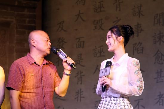 导演和李沁在台上互动
