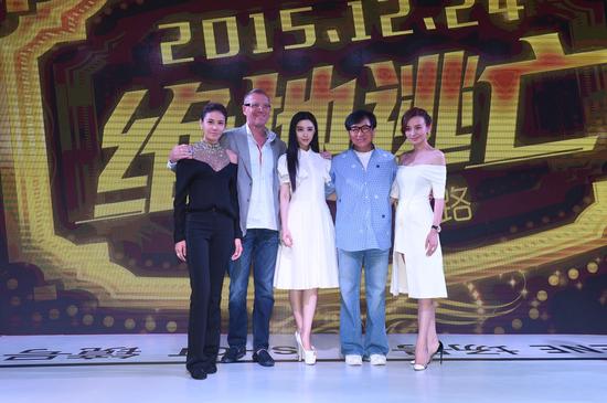 张蓝心《绝地逃亡》平底鞋上阵 "很能打"