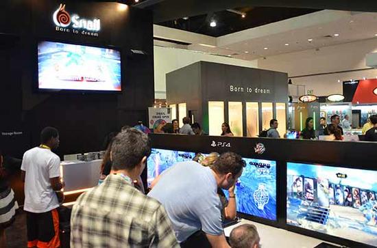 图3（现场试玩体验引来围观）