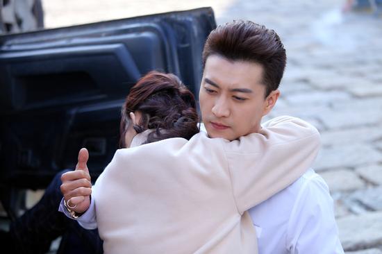 由刘恺威[微博],王丽坤[微博]和高仁主演的电视剧《两生花》继续火热