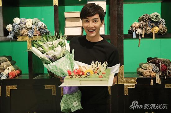 郑元畅生日大受骗粉丝午夜办郑家春晚