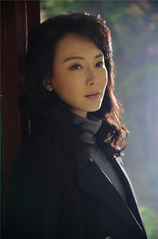 《剧场》近期于卫视热播,该剧讲述陈数饰演的著名演员郁珠,面对处心积