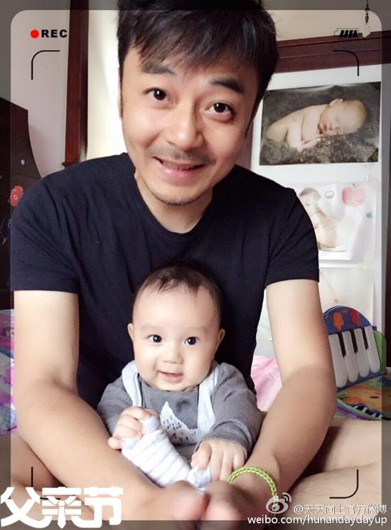 汪涵与儿子合影笑容神同步