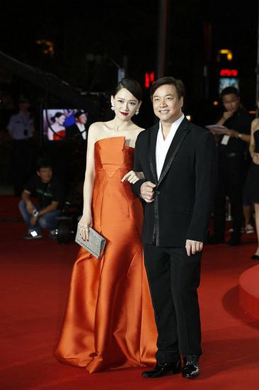 陈乔恩亮相新人奖携手黄轩任颁奖嘉宾