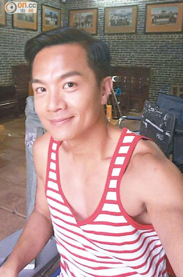 身在内地拍剧的胡诺言,很担心受了伤的小女儿.