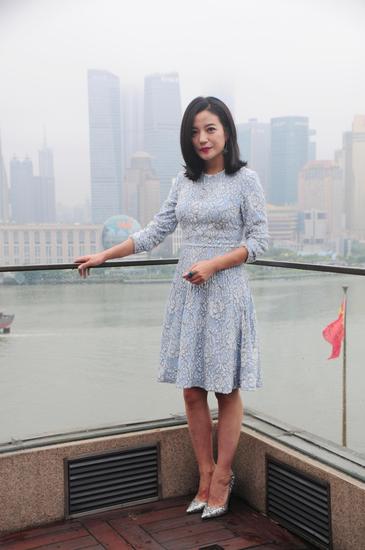 赵薇穿蕾丝短裙