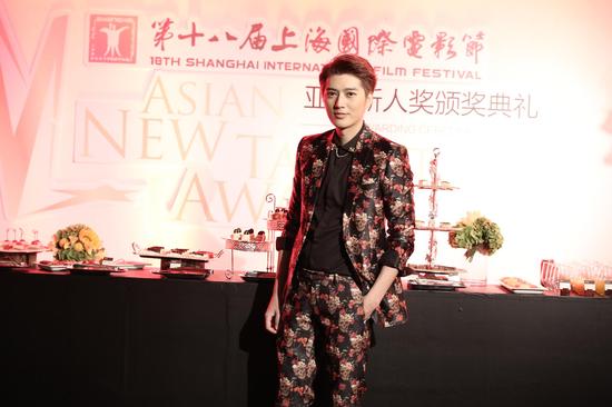 好男儿陈泽宇亮相亚洲新人奖红毯图