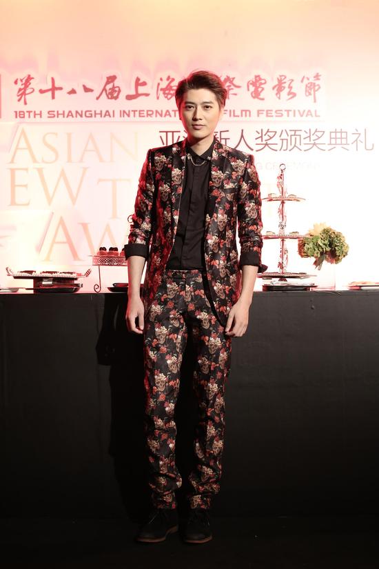 好男儿陈泽宇亮相亚洲新人奖红毯图