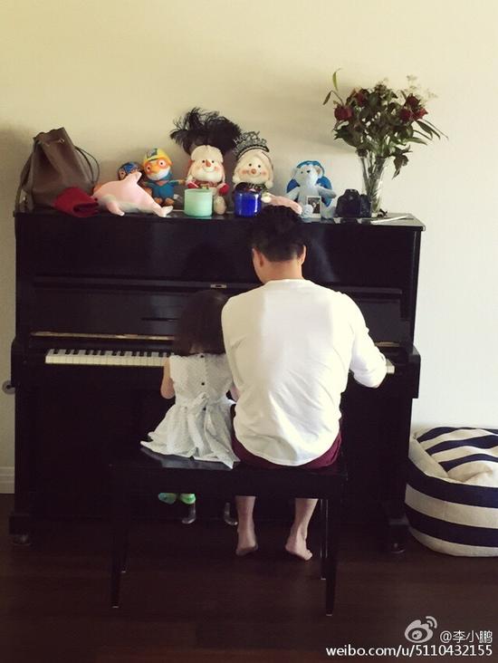 李小鹏奥莉弹钢琴