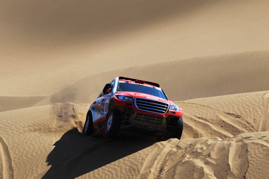 深入沙漠腹地的哈弗赛车腾空
