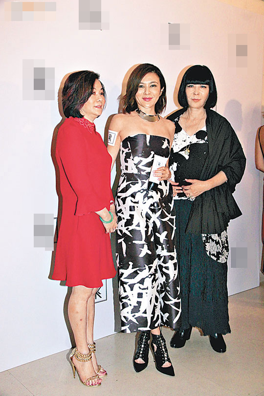 好友刘娟娟（右）、毛玉萍（左）同贺关之琳