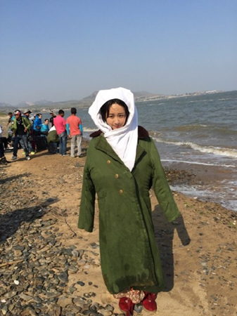 杨紫曝《大秧歌》湿身花絮 杨志刚救美