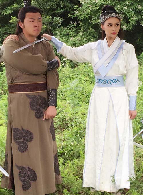 白柳汐变身拼命三娘拍摄新戏险坠马