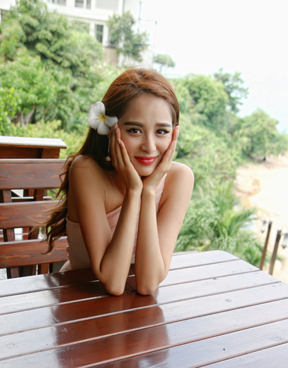 胡龄萌性感发声 翻唱《继承者们》主题曲