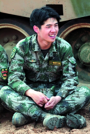 高考前夕,刘昊然仍参加《真正男子汉》的录制,他在训练之余抽空复习。(资料图片)