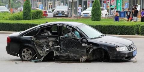 高中生驾奥迪车撞路灯致2死