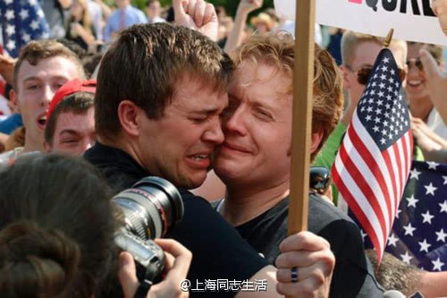 一对同性恋者喜极而泣