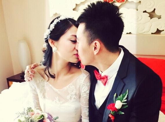 曾令旭亲吻新娘