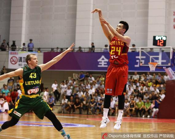 赵继伟在比赛中投篮