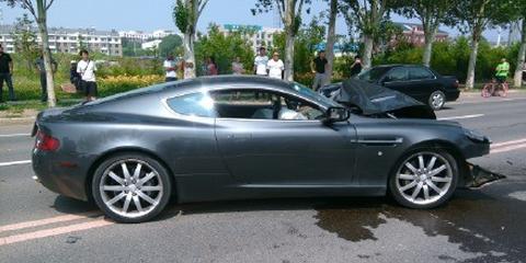 高中生驾豪车逆行撞死1人后逃逸