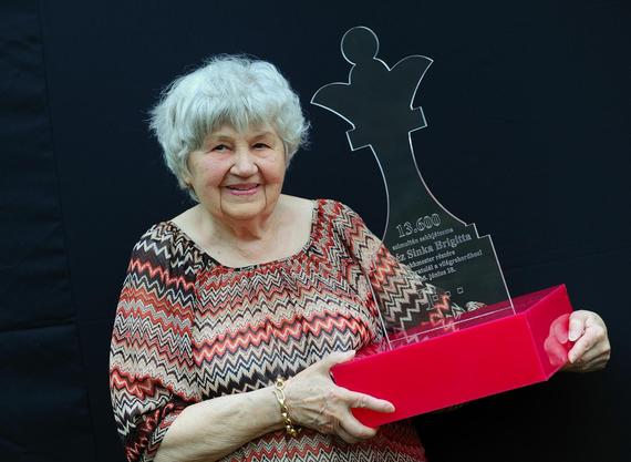 手捧纪念奖杯的辛卡奶奶