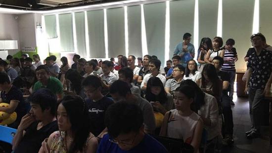 现场爆满 来晚的观众站在后方听会