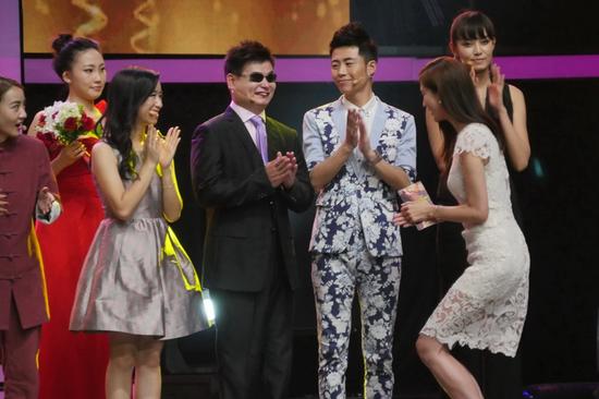 林志玲给选手颁奖