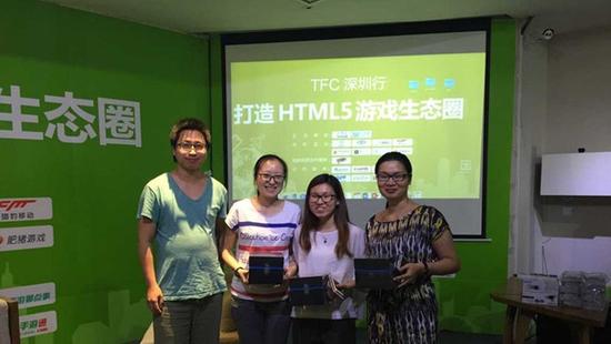 中奖者展示赞助5秒游戏提供的奖品