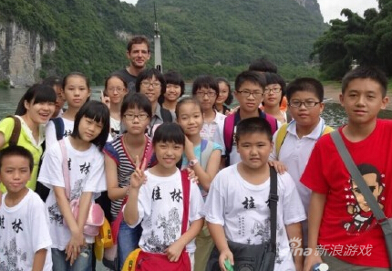 图中为外国网友教授孩子们学习英语