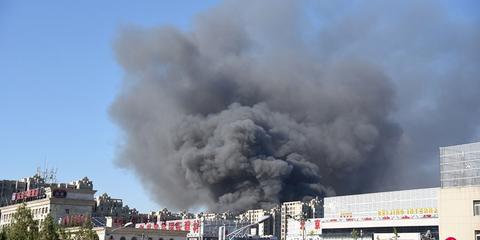 北京木材厂大火扑灭 无人伤亡