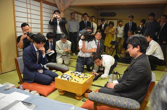 或许日本棋战中的文化氛围是目前中国围棋所不具备的