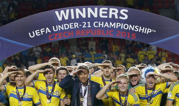 瑞典队夺冠后羞辱法国队