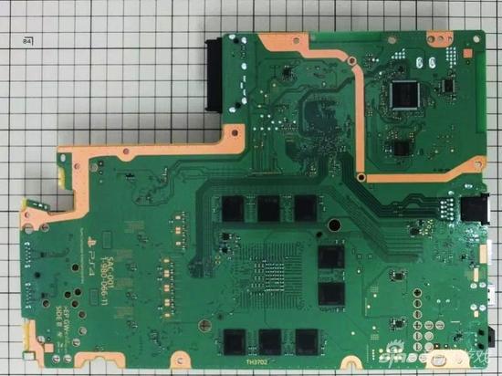 新版PS4背面PCB布局