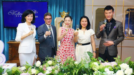 左起:欧至宝创始人丁玮,bagues-masriera继承人oriol bagues,《芭莎