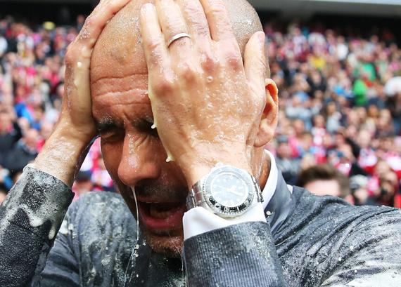 资料图：瓜帅德甲夺冠庆典上被泼