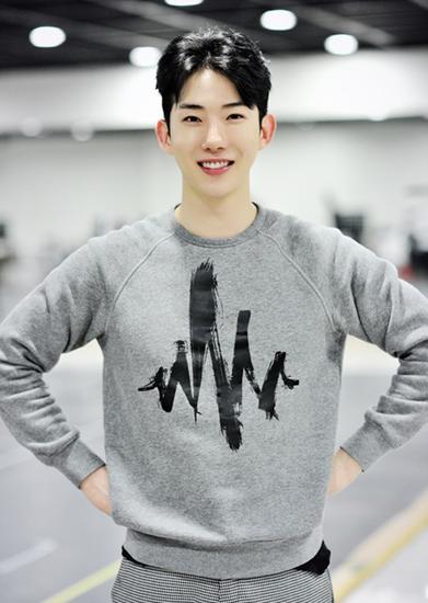 韩团2am赵权穿女装表演打破对我的偏见