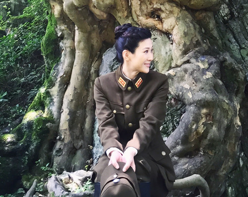 最后的国门童蕾纵情山水似度假